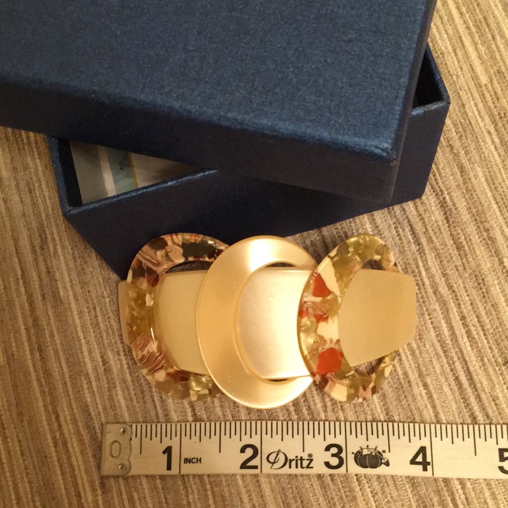 Ladies heir accessory.